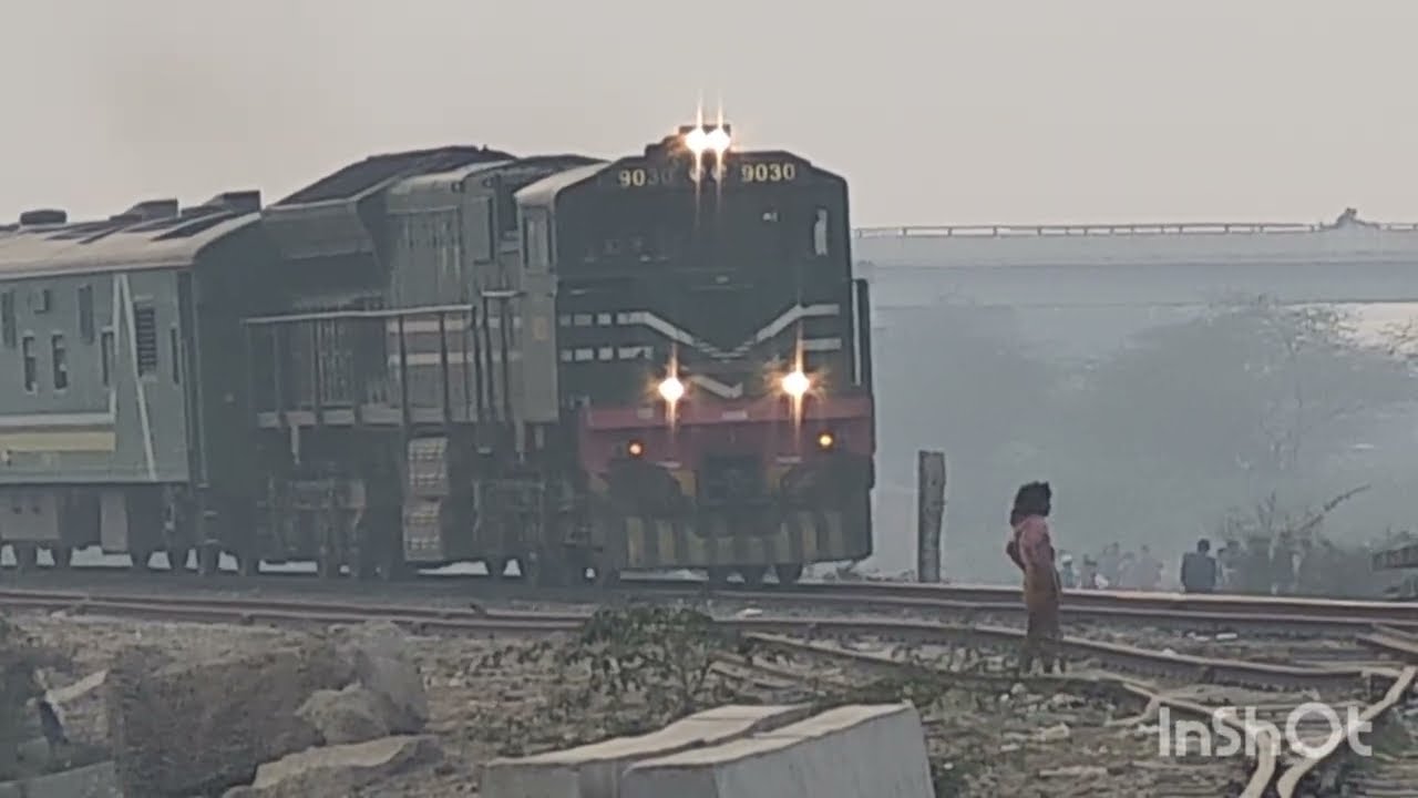 05 UP Green Line Express Arrivel At Khanewal Junction Pakistan Railway Train 🚂