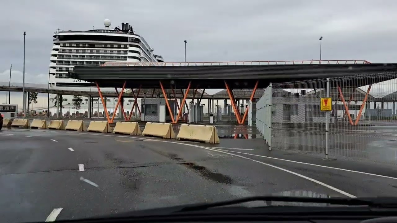 Viking Cinderellan autokannelta ulosajo Tallinnan satamassa 2.8.2023 @Kimmeli78