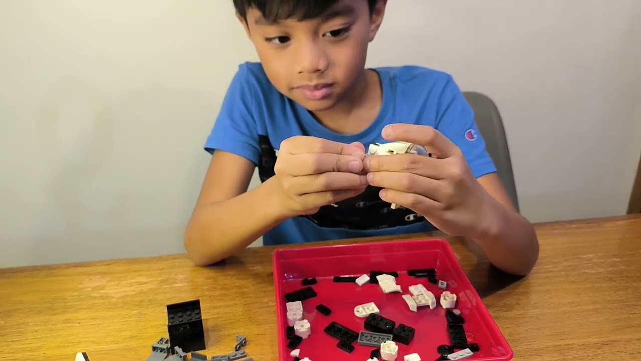 Building LEGO Mech Free building blocks
