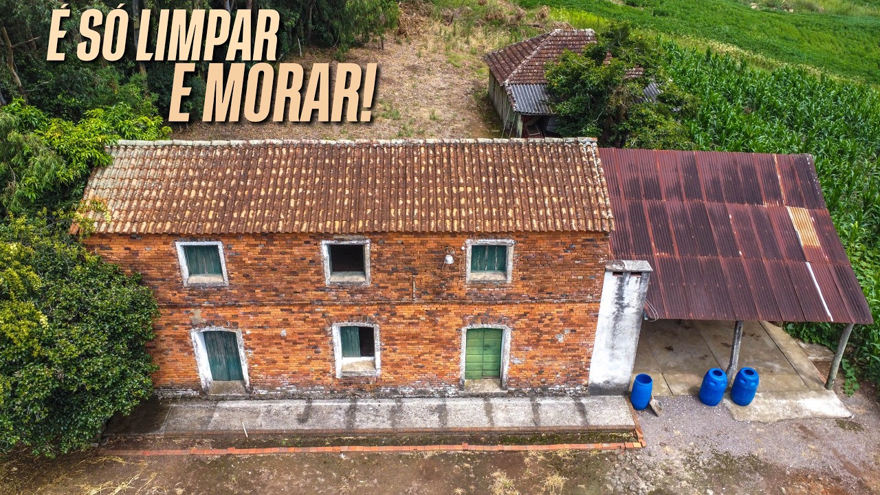 SE VOCÊ SONHA EM VIVER NO INTERIOR, LONGE DA CIDADE, ESSE LINDO CASARÃO PODE SER SEU!