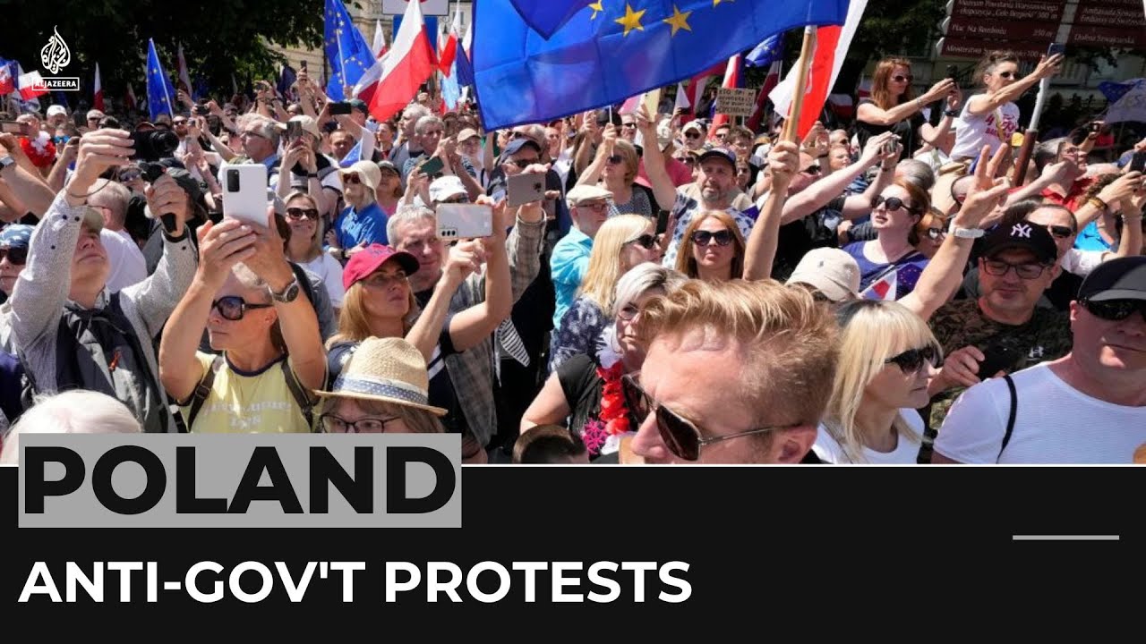 Hundreds of thousands march in Poland anti-government protests