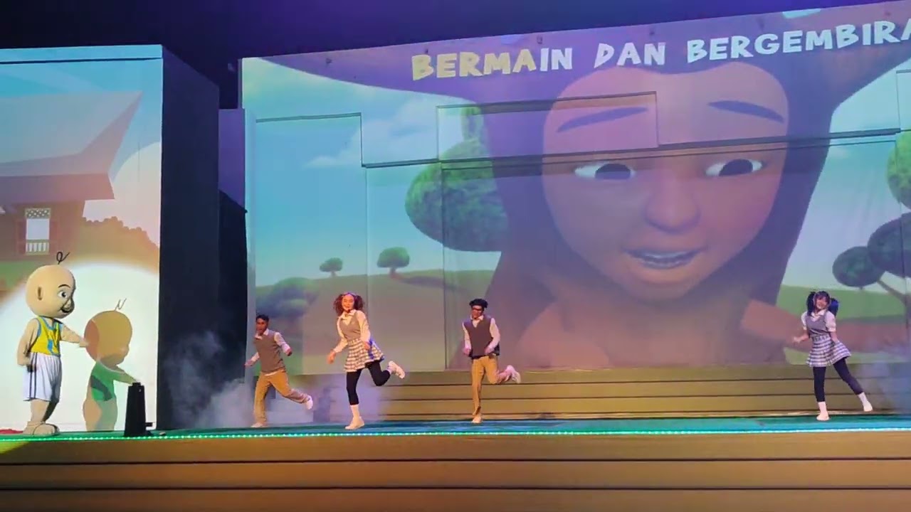 upin dan ipin bernyanyi dan bermain dikampung durian runtuh