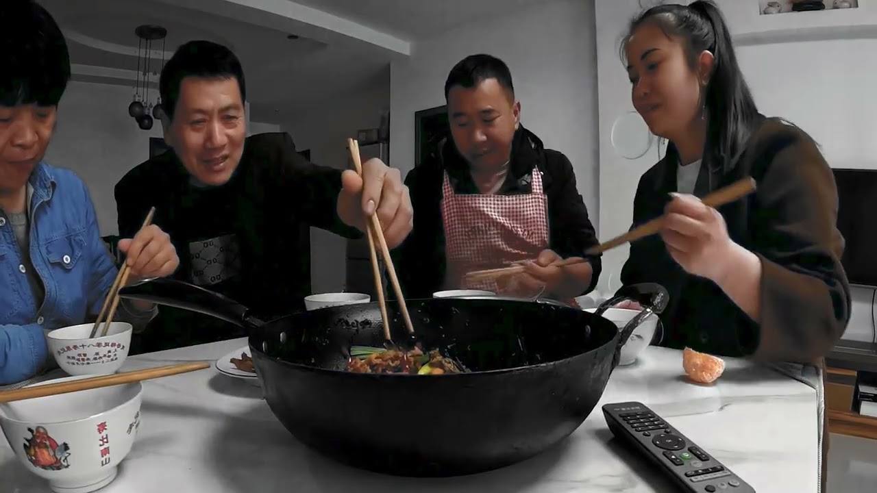 玉平到老丈人家，我一道菜得到老丈人的赞赏太高兴啦。 #黄焖牛肉 #我的乡村生活