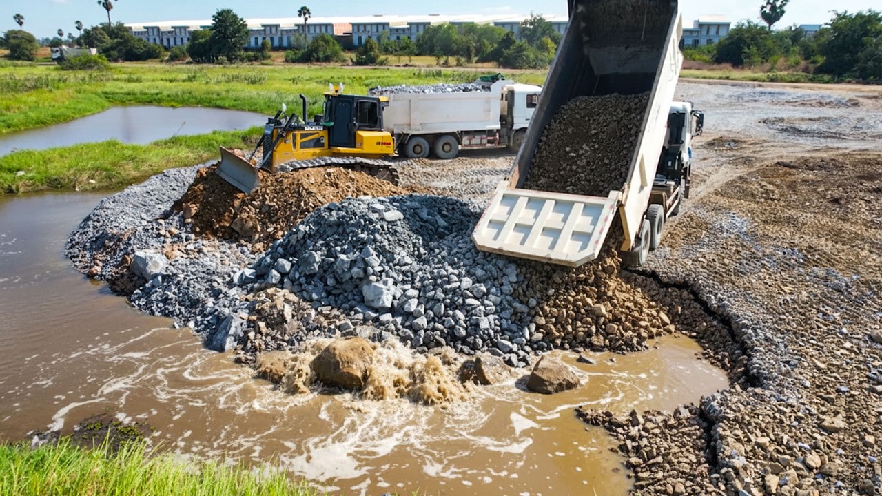 Dozer Shantui Using Stones Pushing Over, Truck DONGFENG 25.5Ton
