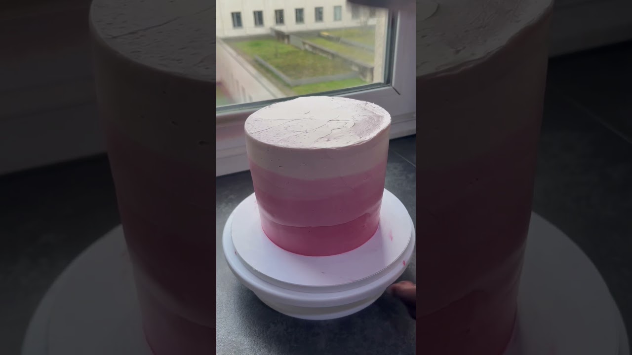 Die Torte besteht aus einem Vanille-Biscuit gef&uuml;llt mit einer Kokos-Tonka-Creme #reels #baking #cake