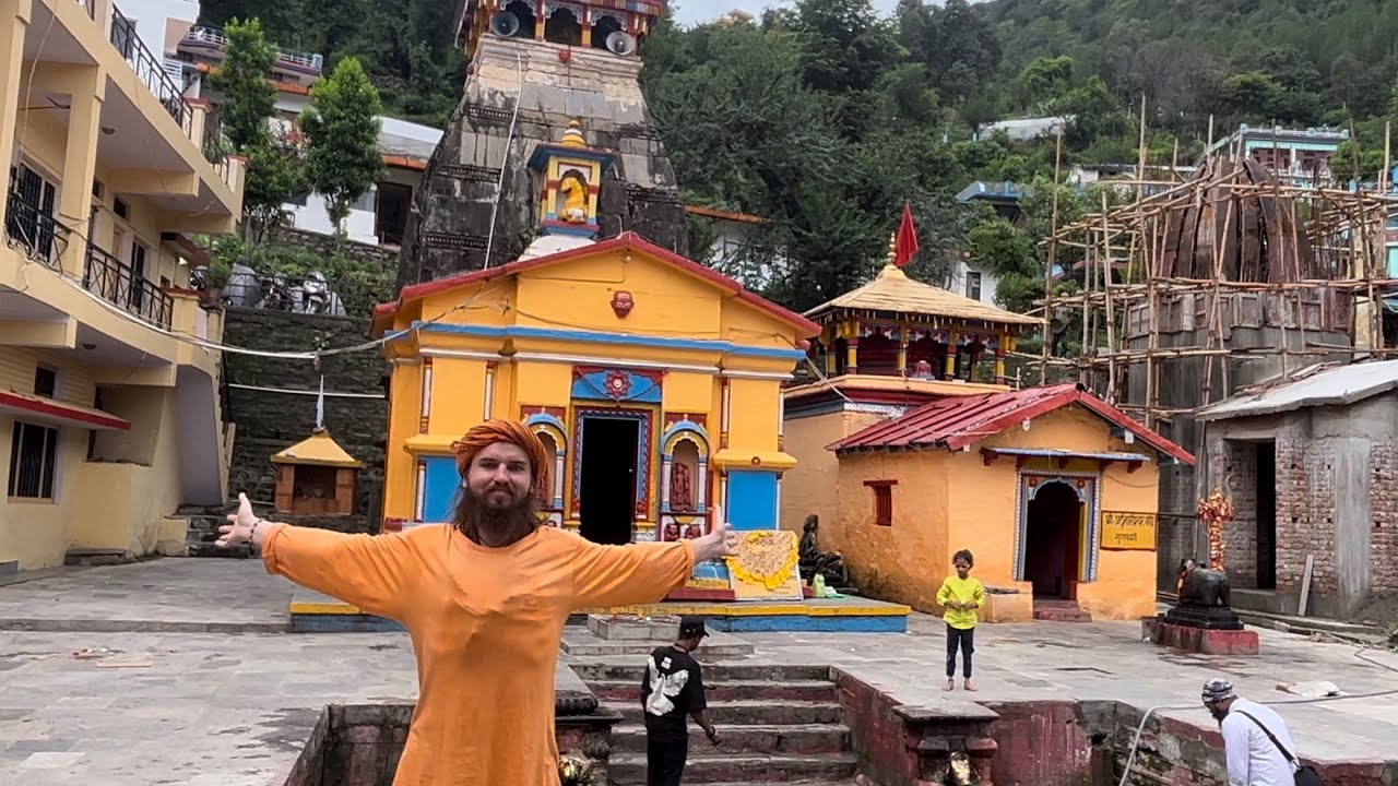 White Yogi Visits Guptakashi Temple