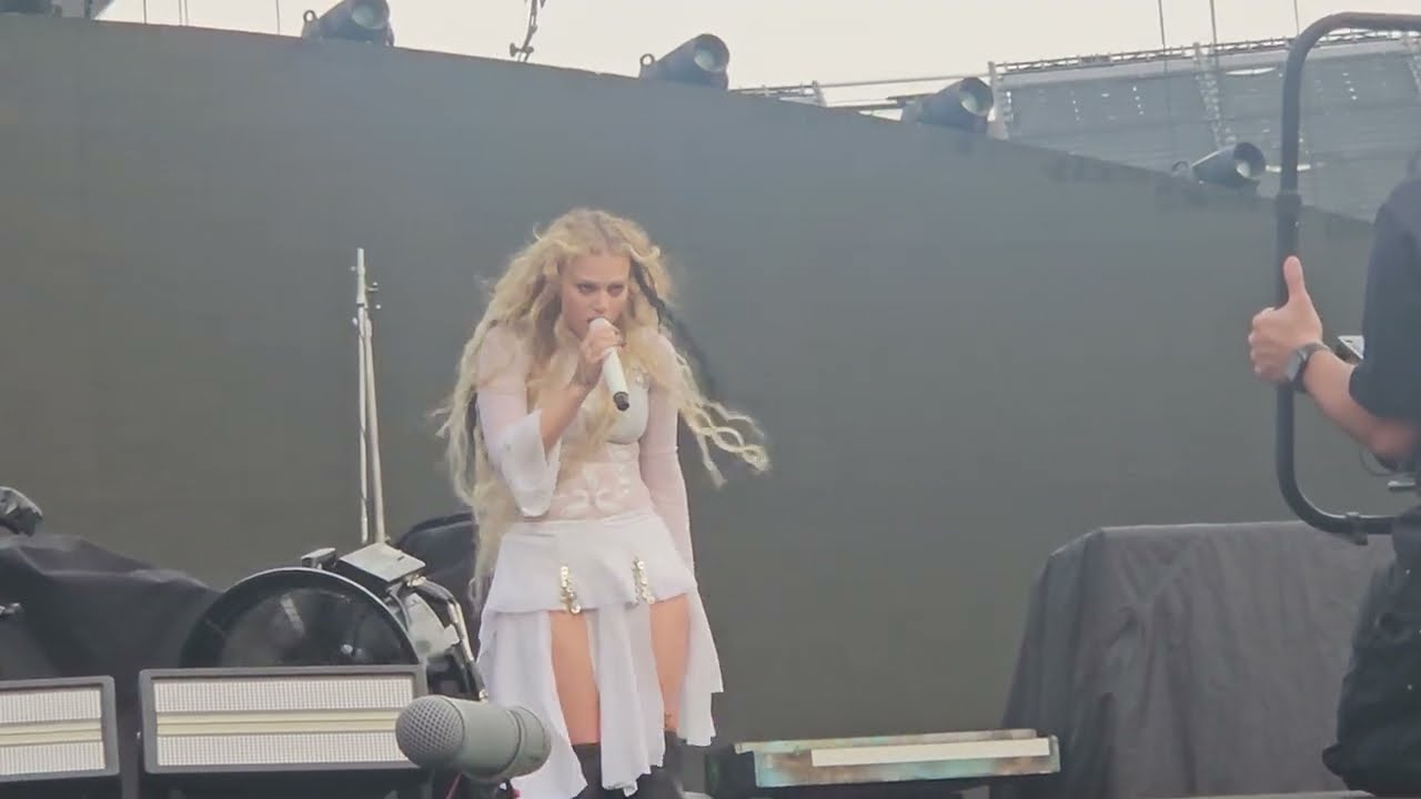 2025.04.18 Coldplay In Korea Opening Performance Elyanna Al Sham Live Cam #coldplay#elyanna#concert