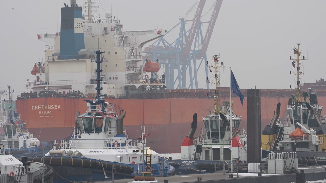 Shipspotting Hamburger Hafen/ Containerships, Tanker, Bulk Carriers and more/ Elbe covered in Ice