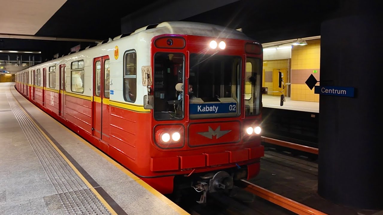 Метро Варшавы 2025 – советский номерной до сих пор радует пассажиров на линии