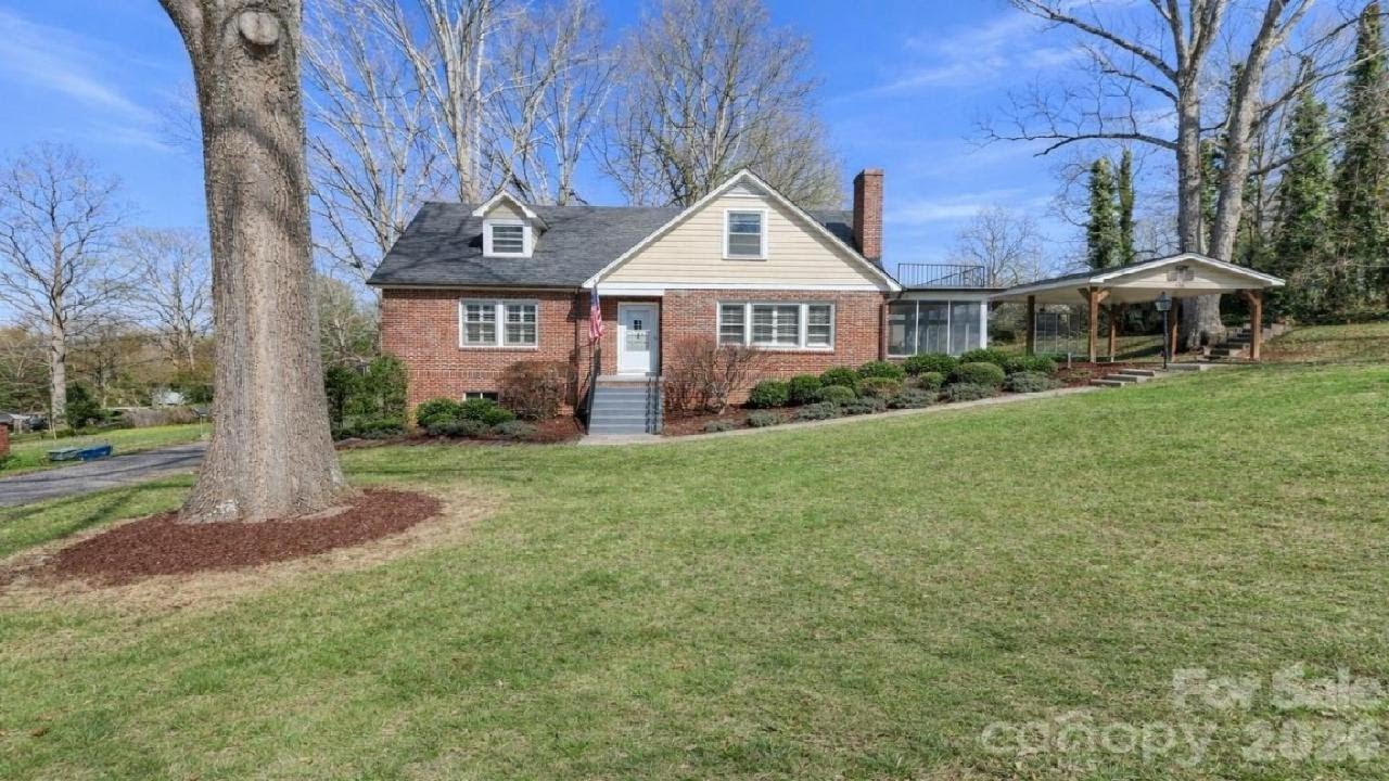 216 31st Avenue NW, Hickory, NC Presented by Renee Hornor.