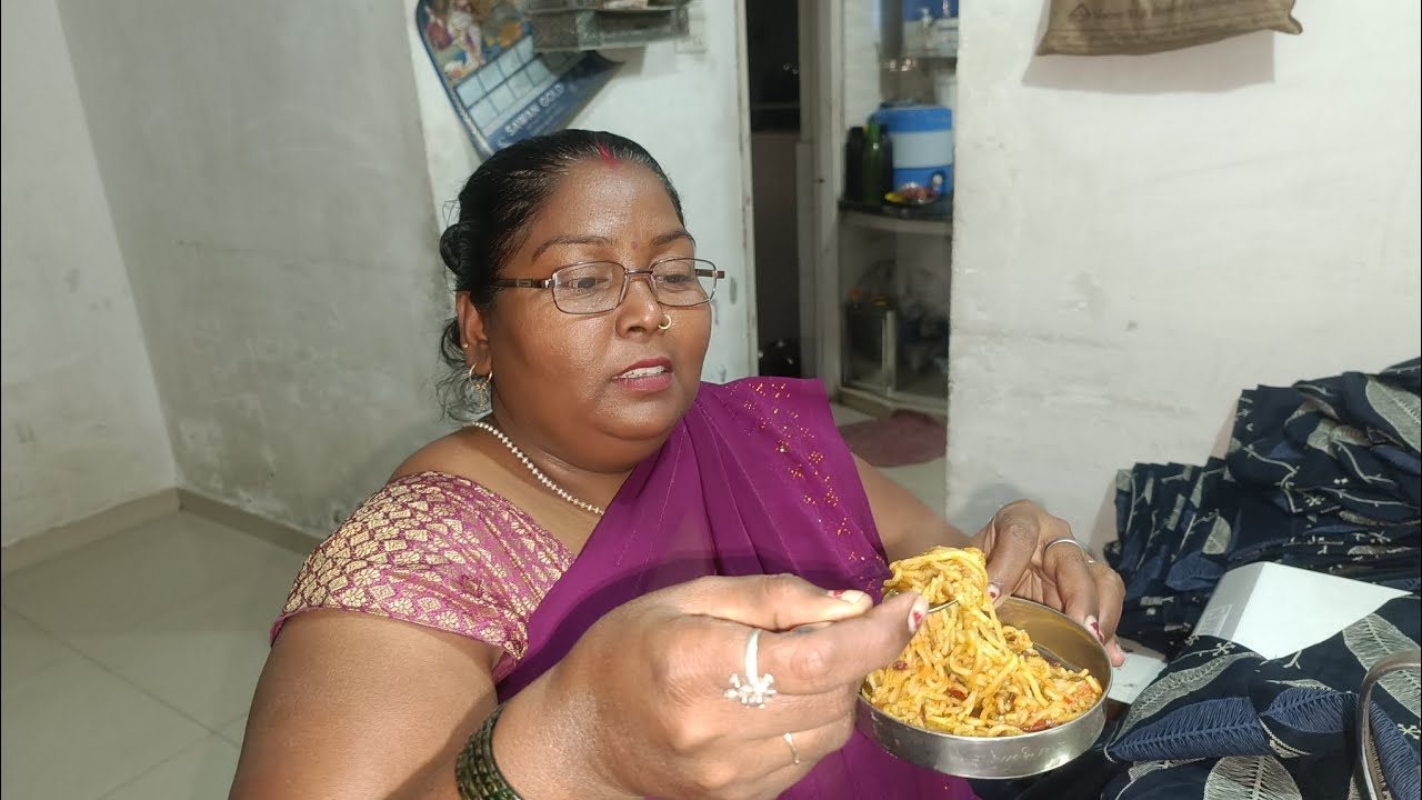 Mummy Maggi banana Sikh rahi hai 🤔