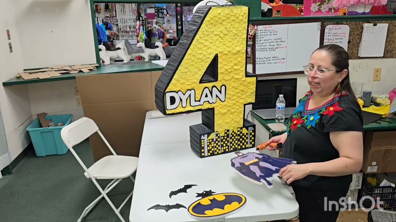 como decorar piñata numero cuatro de batman