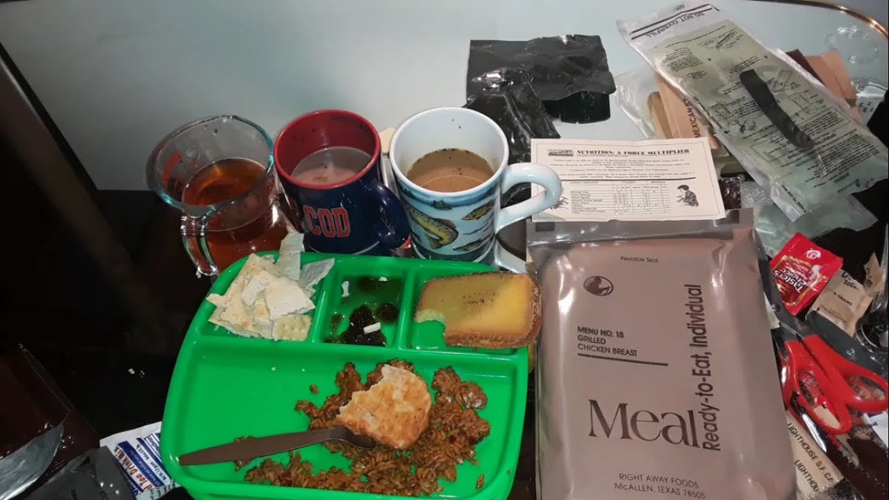 Употребление 23-летнего MRE с чили и макаронами