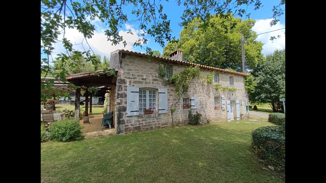 Beautiful Charentaise cottage with views for sale in the Charente-Maritime, France- Ref. BVI59789
