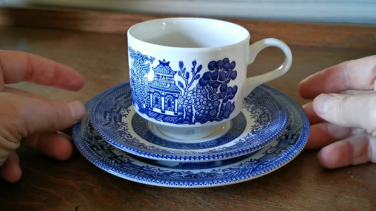 Чайная пара Churchill Blue Willow, сине-белый фарфор середины XX века