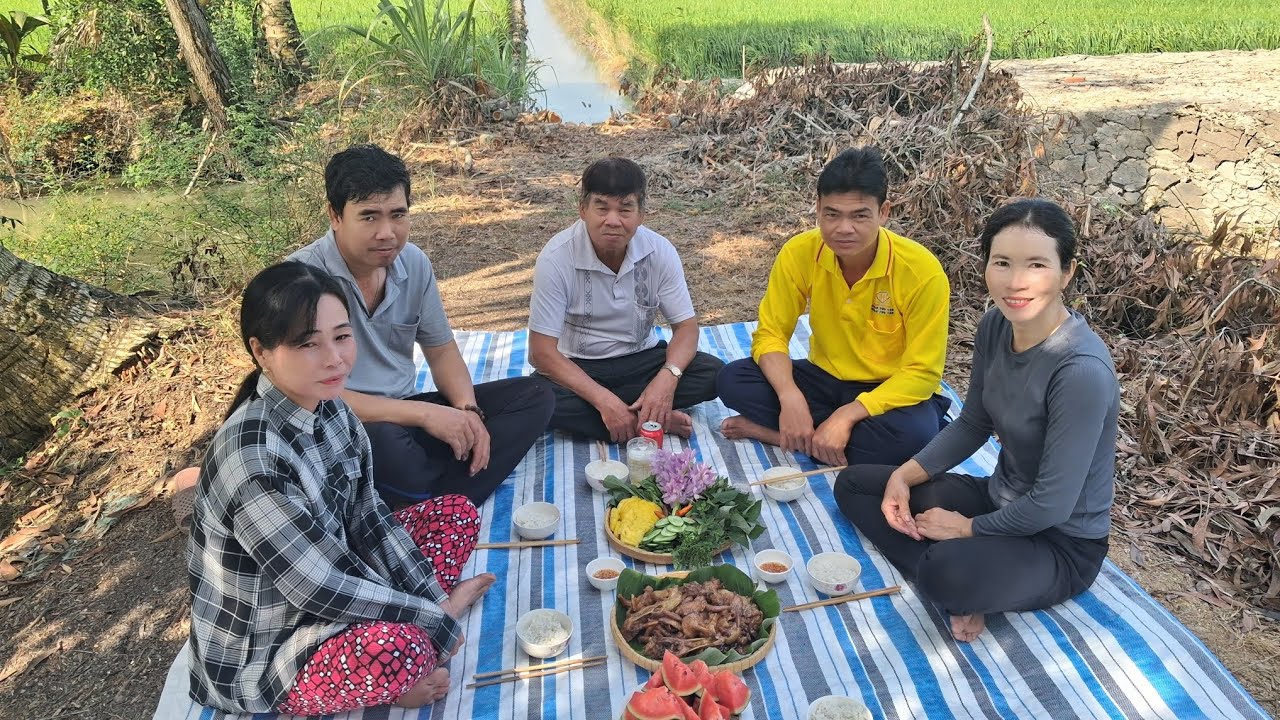 Một bữa ăn cơm cùng gia đình em nha cả nhà 