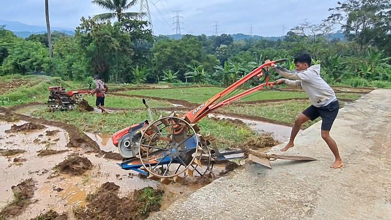 Dua traktor sawah garap lahan dangkal petak kecil