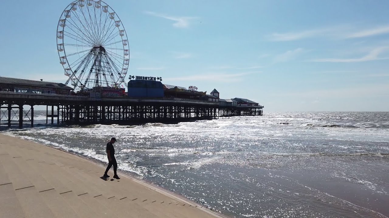 blackpool  a walk though the town  we went for a nose inside the Holiday inn hotel