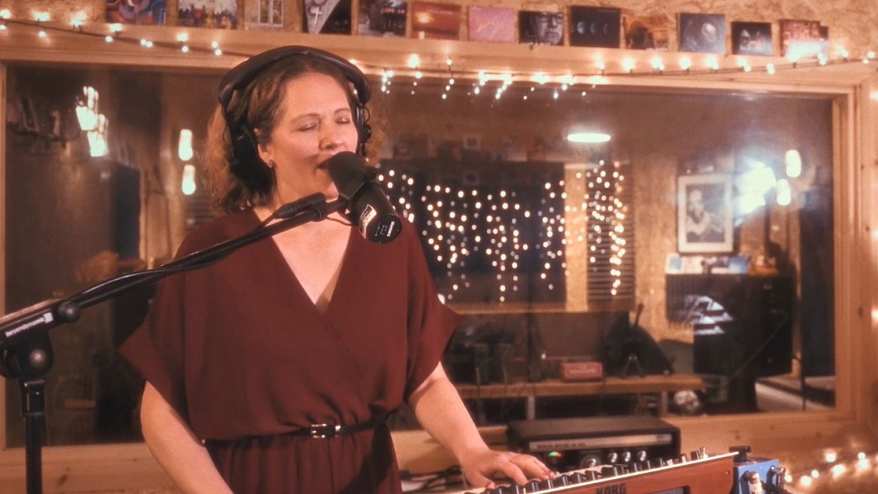 Dorothy Bird – Meteorites (Live at Crosstown Studios)