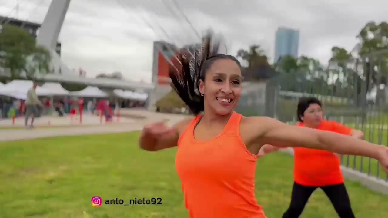 BOMBA , Daddy Yankee  .       Acompañando en su coreo a la profe Anto Nieto .