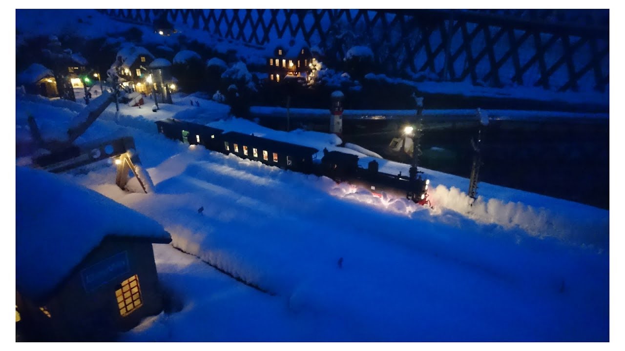 Winter Nacht Dampf im Schnee mit Lgb IV k 99 516 und Schneepflug  auf einer Gartenbahn
