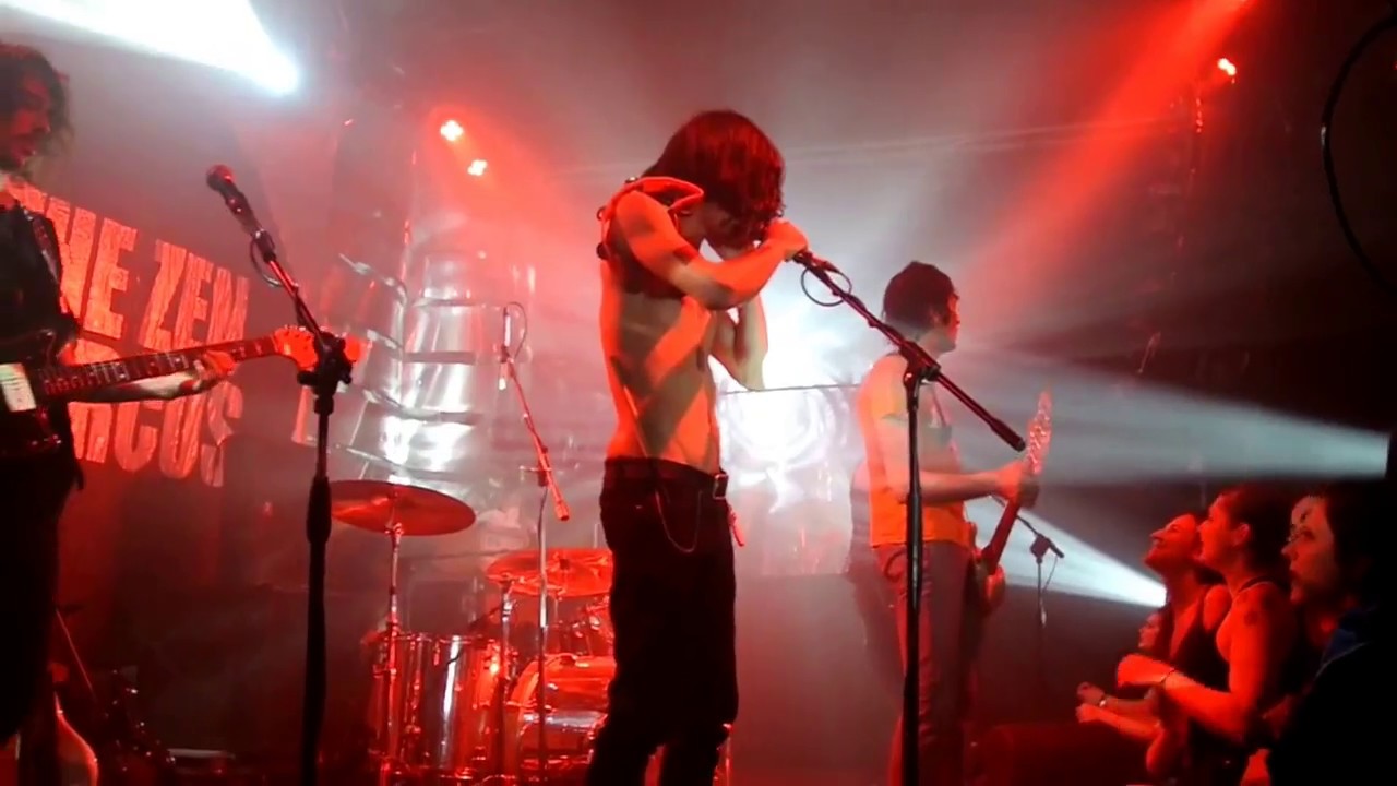 The Zen Circus - canzone di natale - live @H2NO Pistoia