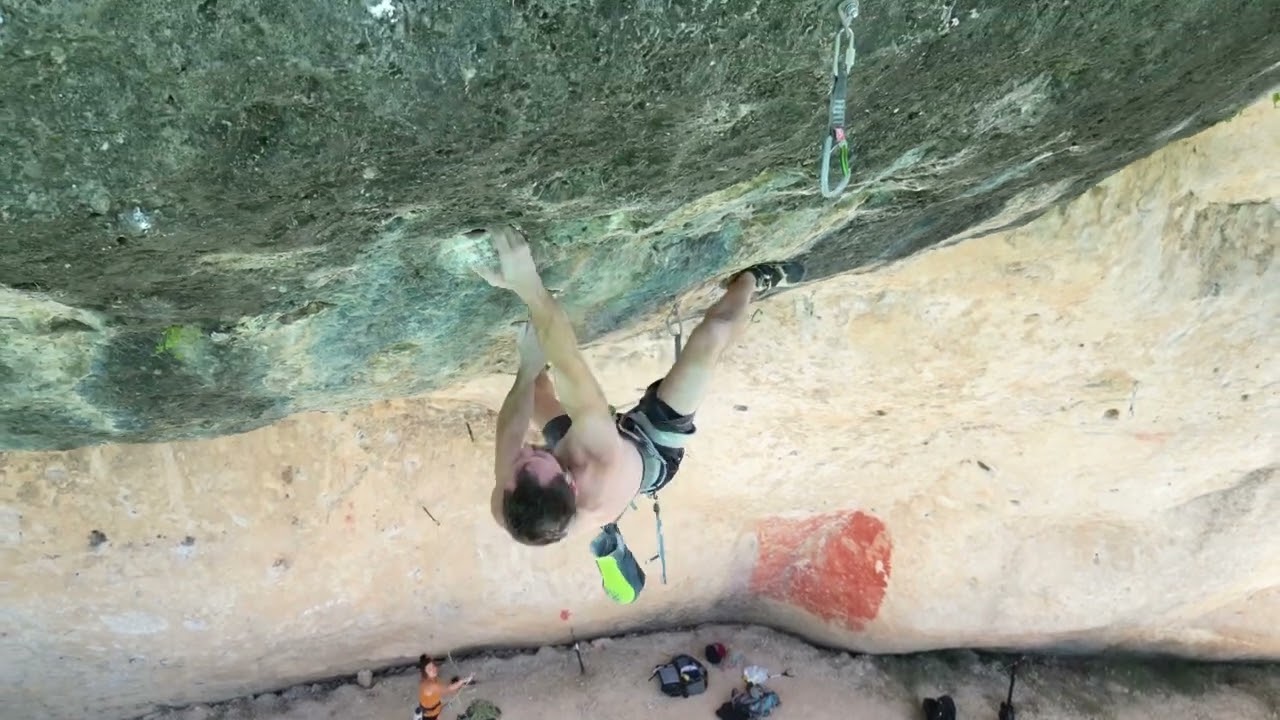 Manu Murcia en “Entrevías extensión” - 8b+ Cuenca