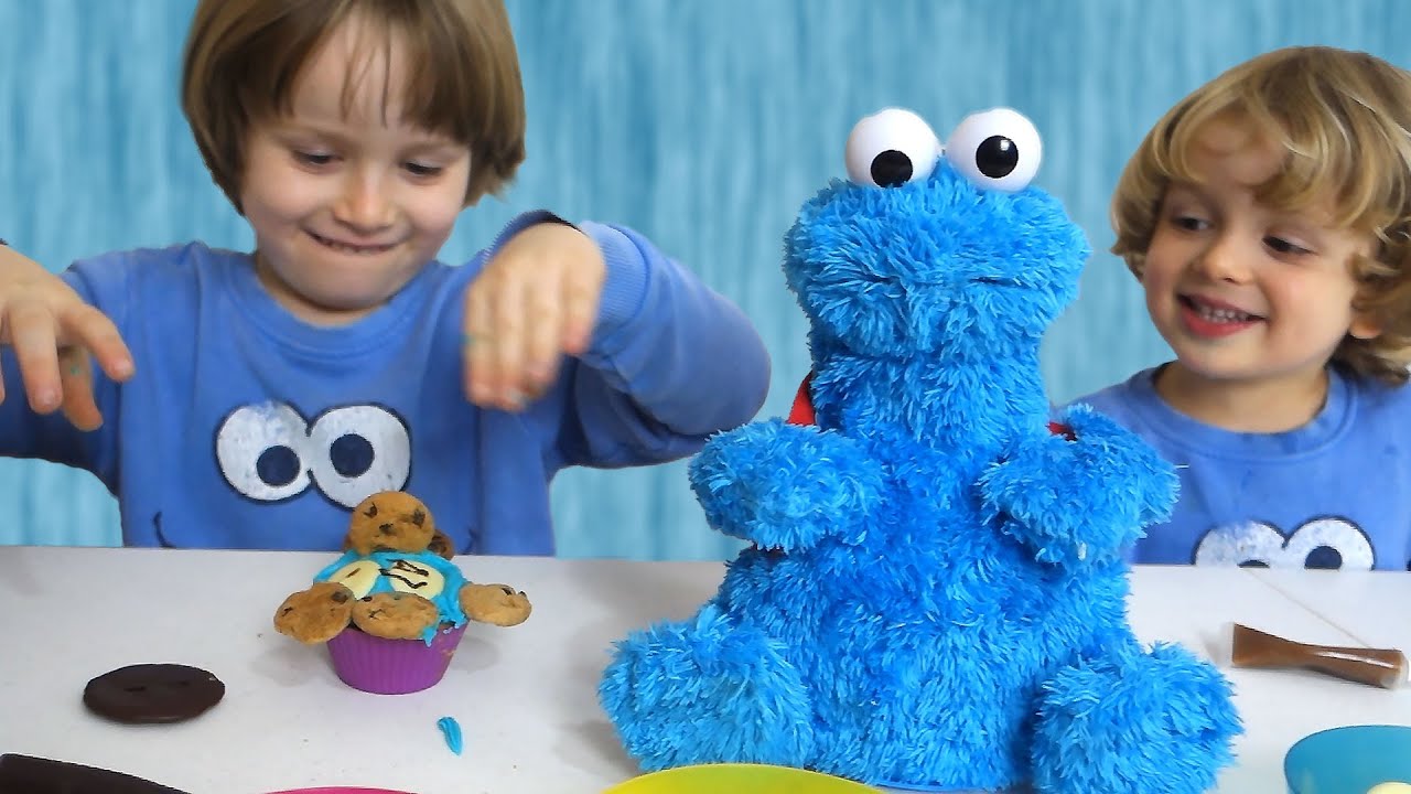 Cookie Monster Cupcake Challenge | Family Decorating Fun 🧁💙