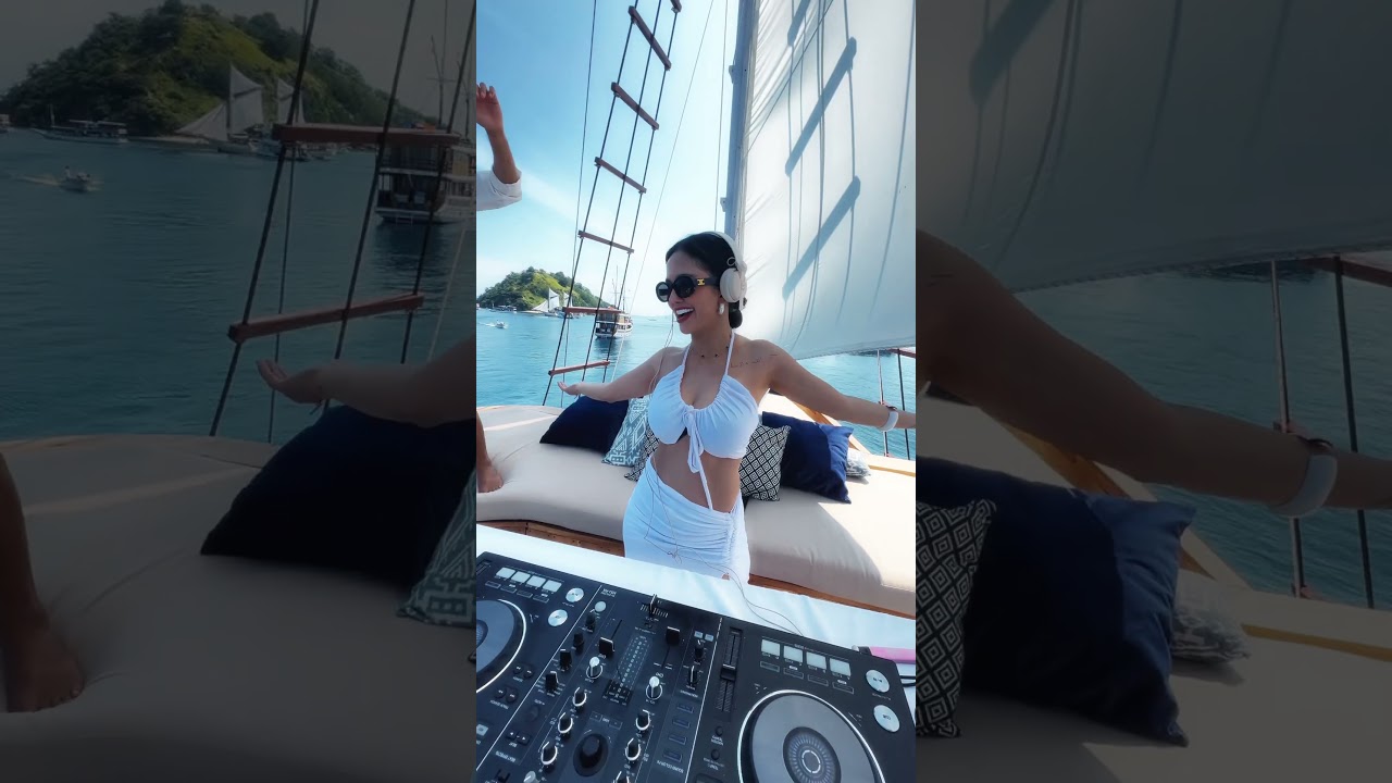 Say no to boredom while sailing Komodo with Raffles Cruise ! #komodotour #labuanbajotrip