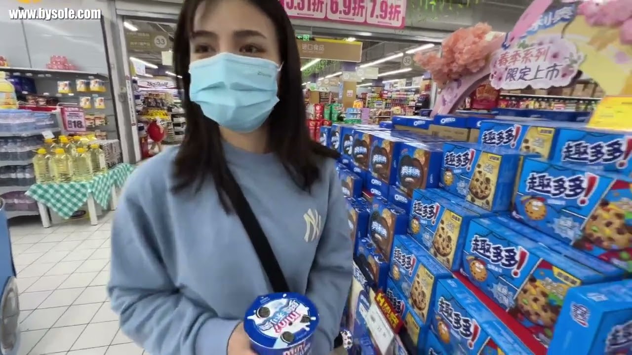 Fanfan goes shopping barefoot in the supermarket