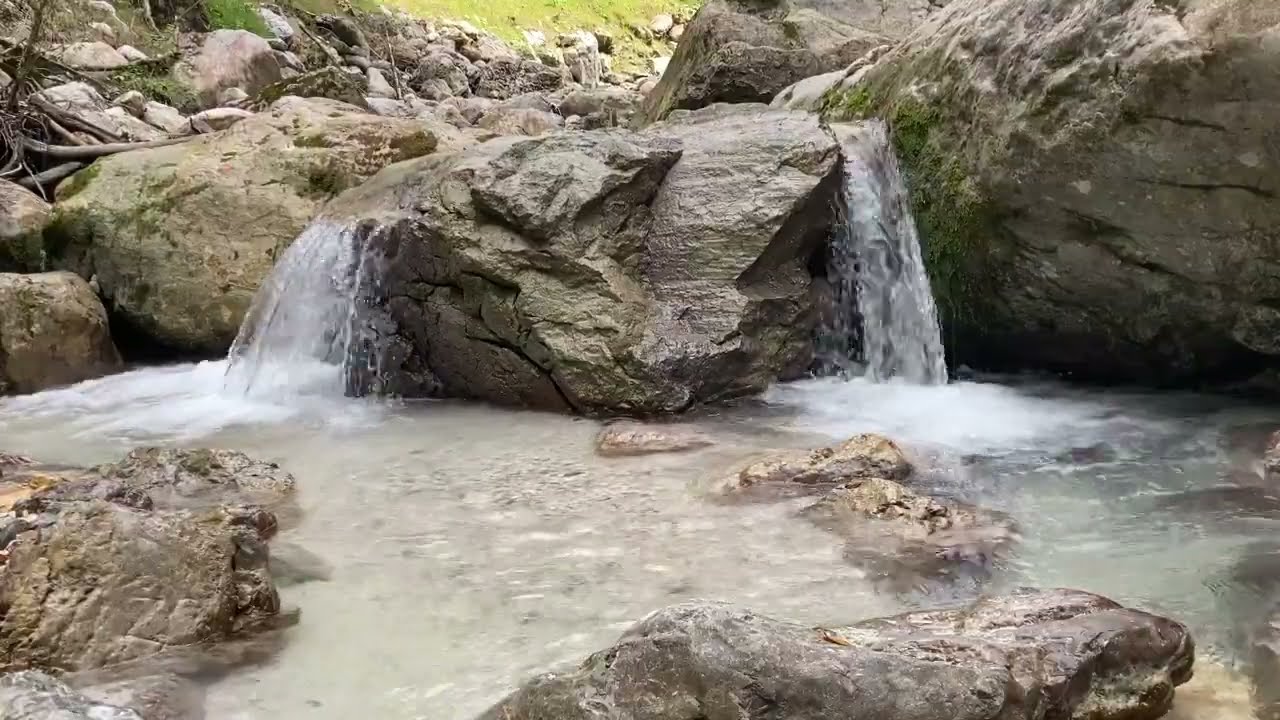 Entspannte Wasserger&auml;usche zum einschlafen - bachrauschen , bachpl&auml;tschern, wasserfallger&auml;usche