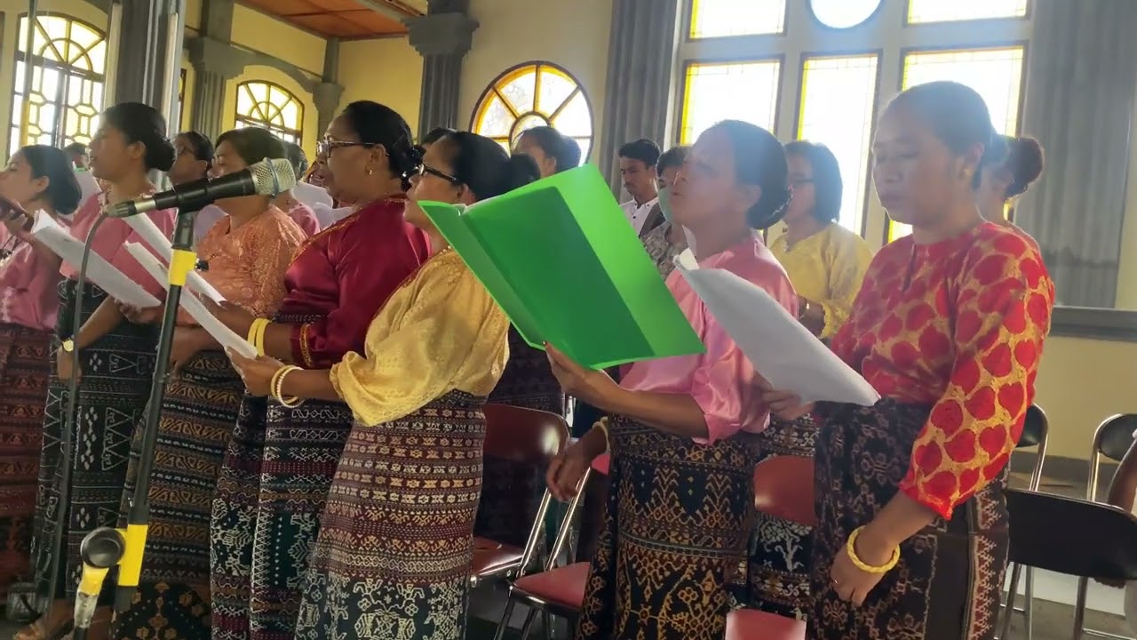 Koor Etnis Maumere di Gereja Katedral Ruteng