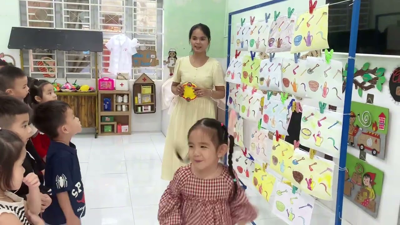 Hoạt động trải nghiệm “một ngày làm giáo viên” tại trường Mầm non Vạn Khánh