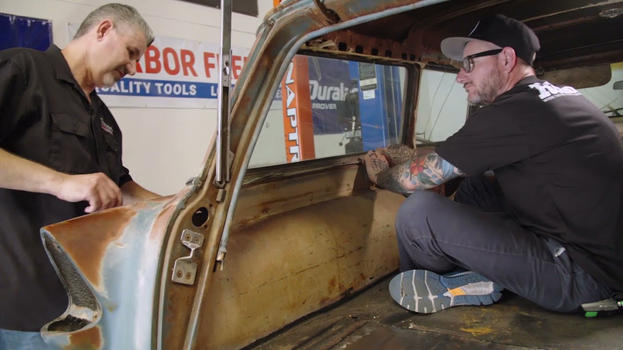 Ремонт всего, что связано с задней дверью универсала Tri-Five Chevy, включая установку натяжителя.