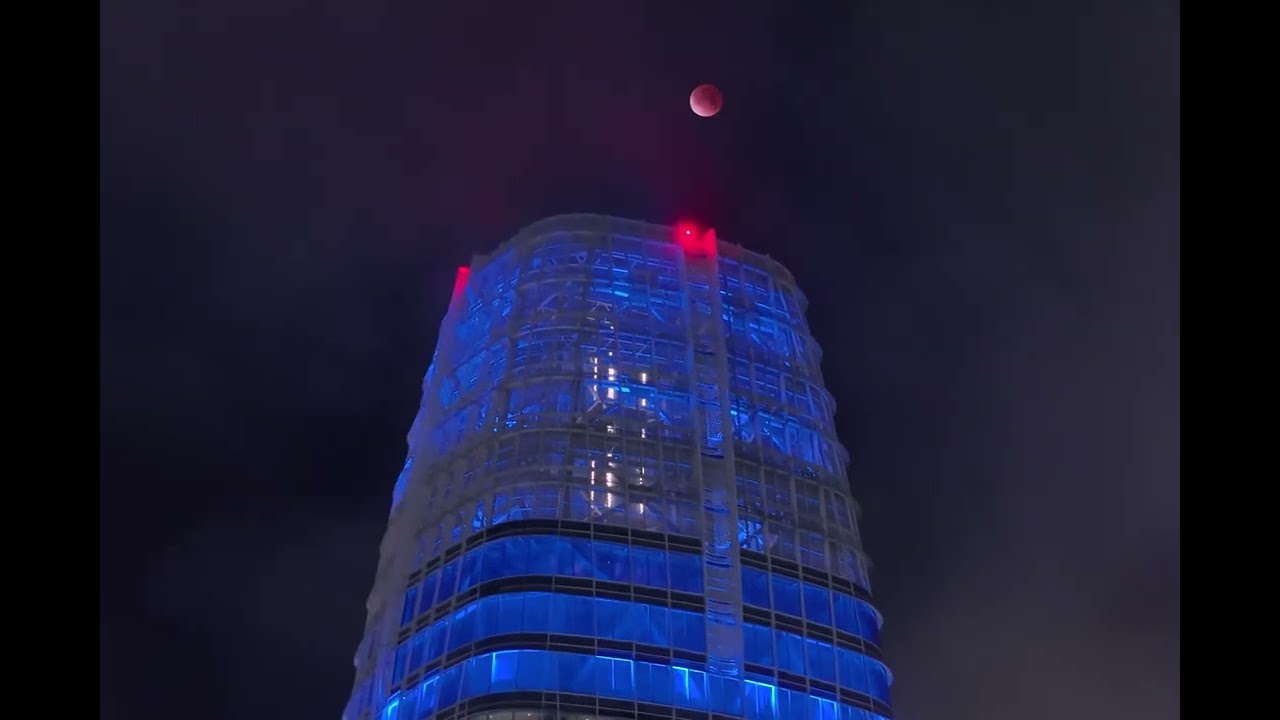 Blood Red Moon Appears Over San Francisco in Last Total Lunar Eclipse For Several Years