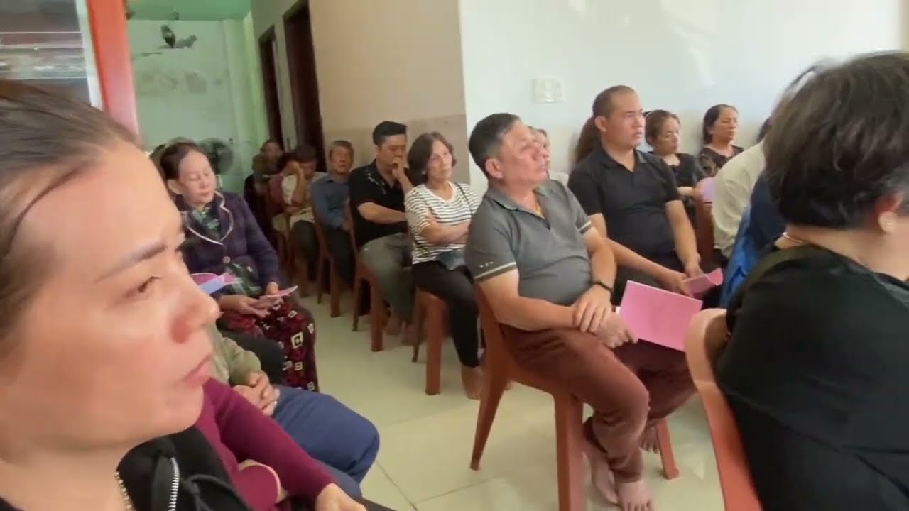 Con cháu và người thân trong gia đình cầu nguyện giáp 100 ngày bà Anna Nguyễn Thị Bảy 