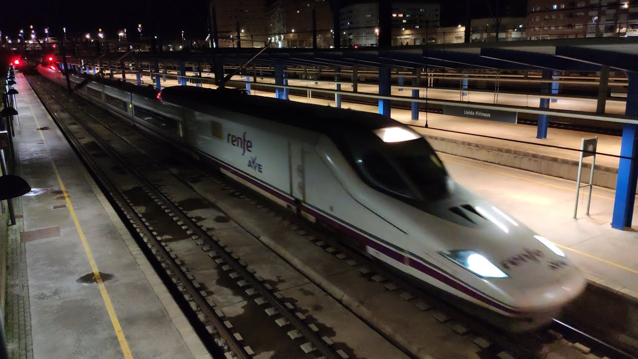 Renfe AVE S-112 en doble composición Sevilla/Málaga-Barcelona Sants entrando a la estación de Lleida