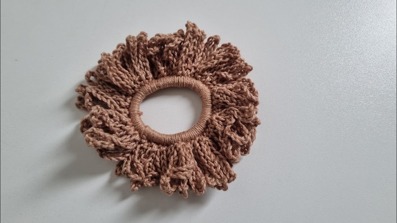 Elástico de cabelo em crochê. 