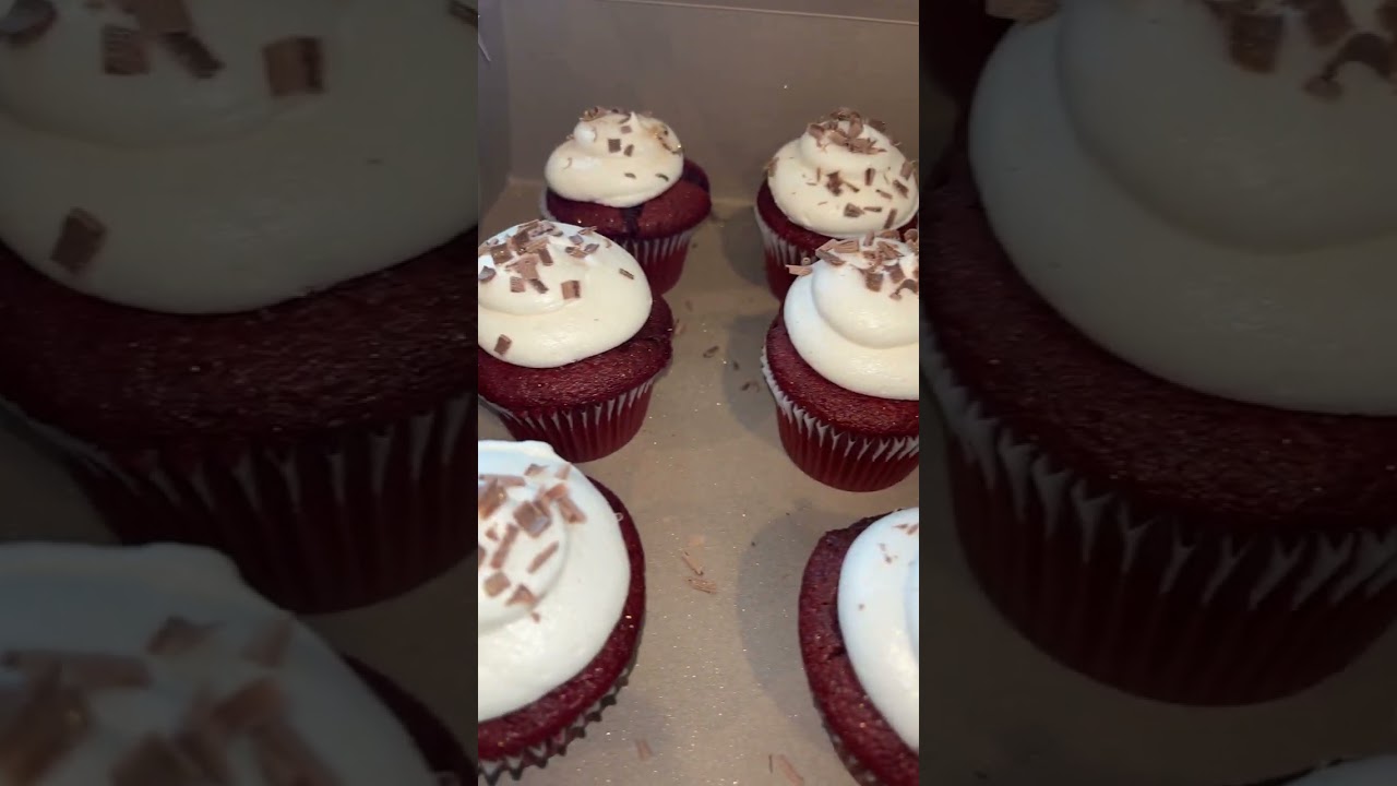 Red Velvet cupcakes with cream cheese frosting 🥵 