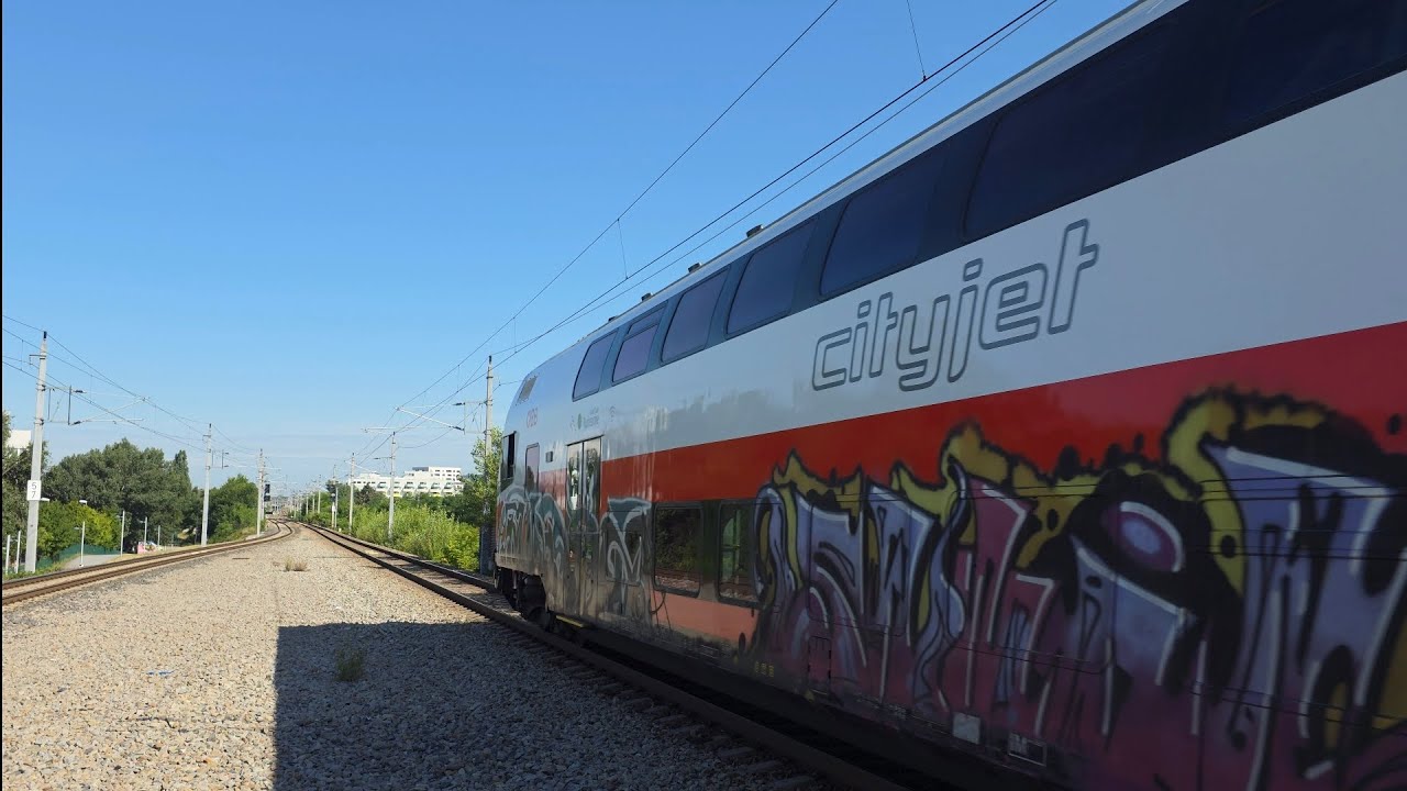 Cityjet Doppelstockwagen mit ÖBB 1116 in Wien Brünner Straße 4K