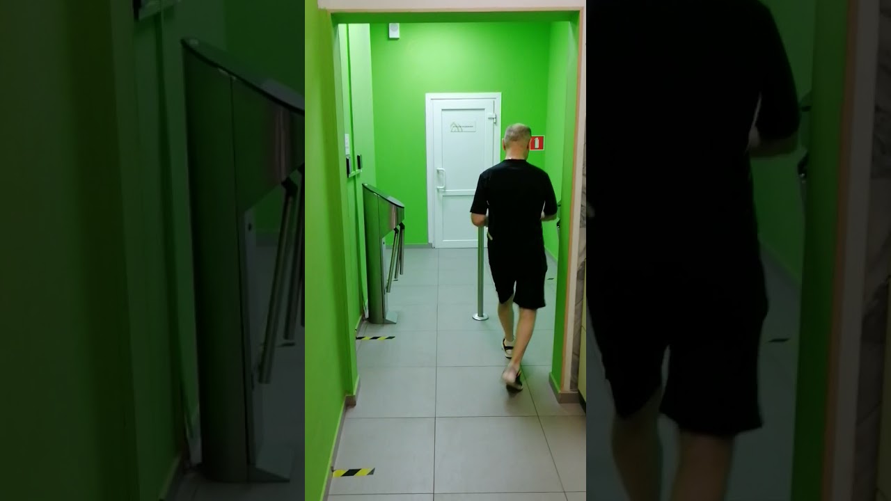Реальная проверка пожарной сигнализации в фитнесцентре в присутствии пожарного.