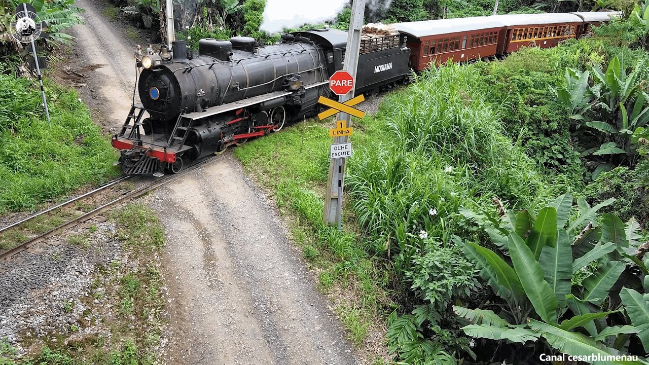 🇧🇷 Trem na passagem de nível / Train at railway crossing - São Bento do Sul/SC - 2022 - (Brasil)