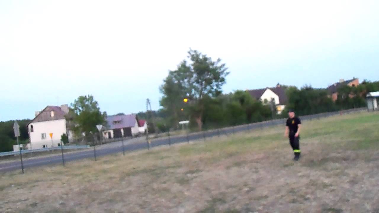 Efektowny skok przez ściane hardcorowego strażaka :D