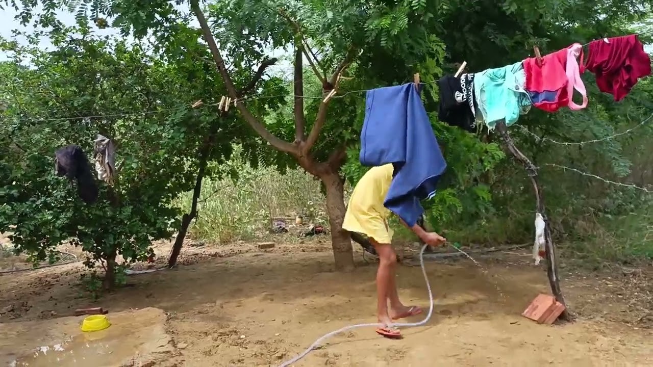 Sofia aguando o quintal