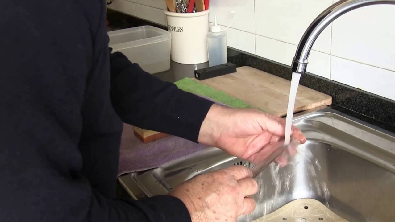 Afilando a mano alzada con una piedra de dos euros
