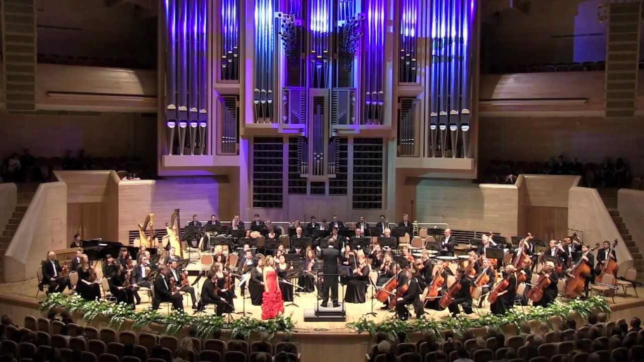 Patricia Caicedo singing La paloma by Sebastian Yradier