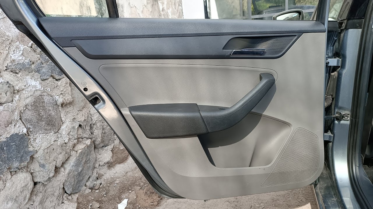Como quitar la tapa de la puerta trasera seat Toledo 2013 - 2019