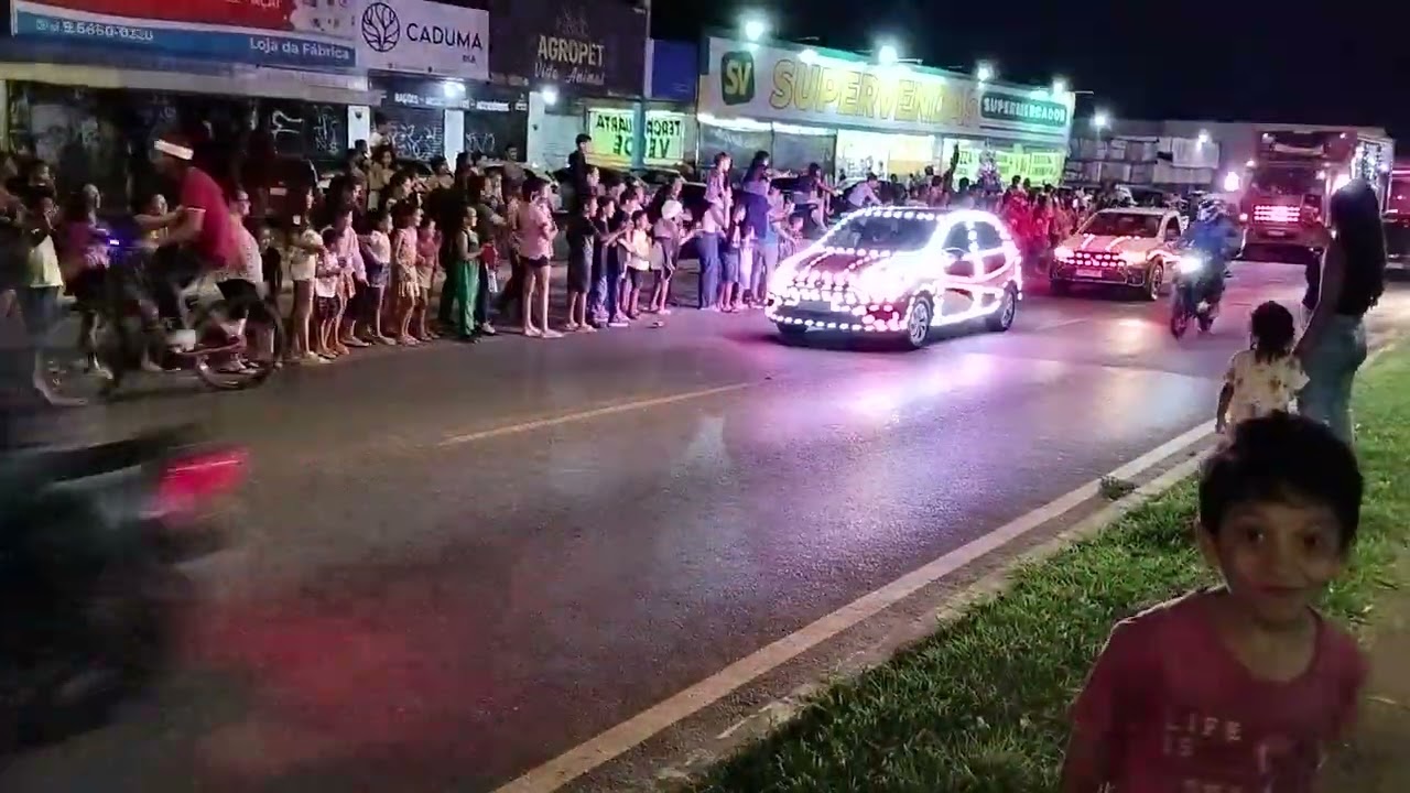 Théo na expectativa da caravana da coca cola natal 2025.