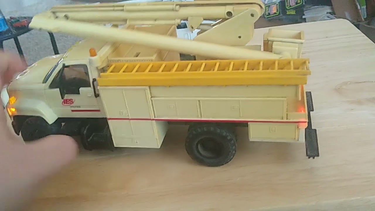 DG Productions 1995 GMC Topkick Utility Bucket Truck /Bank IES Utilities diecast car episode 233