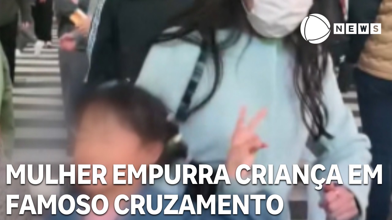Mulher empurra criança em famoso cruzamento de Tóquio